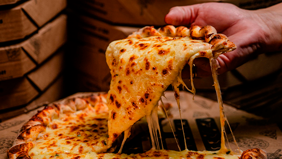 Pizza BAH! com queijo derretido